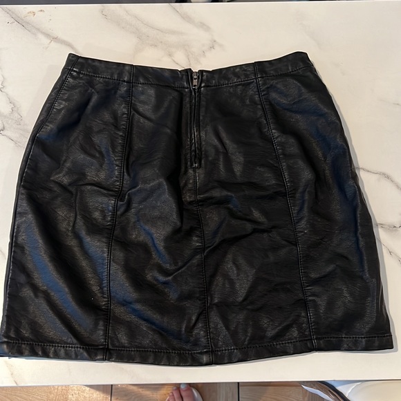 Black vintage faux LEATHER SEAMED MINI SKIRT - Picture 2 of 3